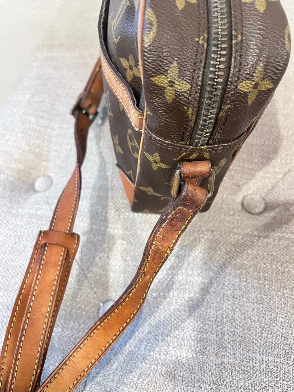 LOUIS VUITTON MONOGRAM UNISEX CROSSBODY BAG.